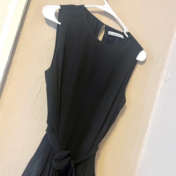 🏷️ Abercrombie & Fitch black pleated sleeveless mini dress with waist tie belt - Picture 8 of 17